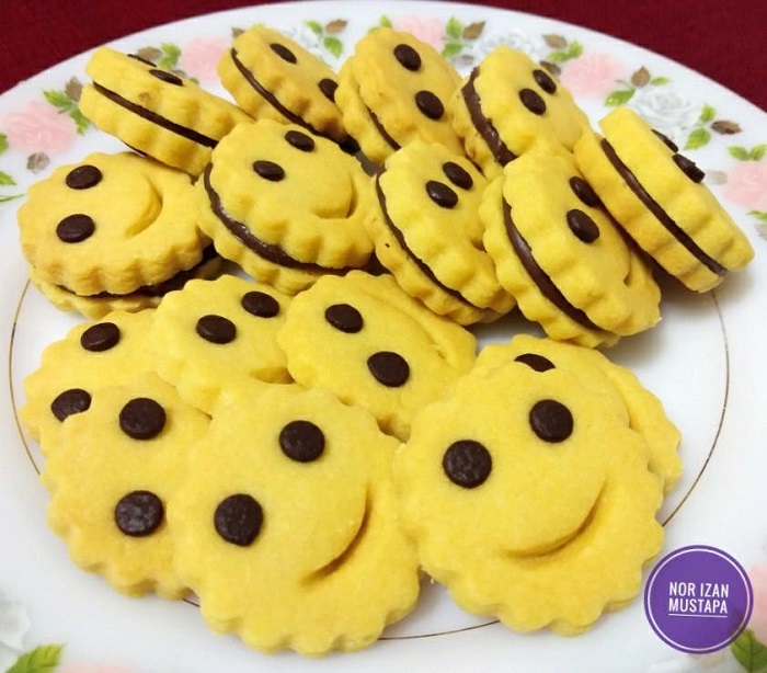 Resepi Smiley Cookies (Biskut Senyum Kegemaran Anak) 2 biskut senyum
